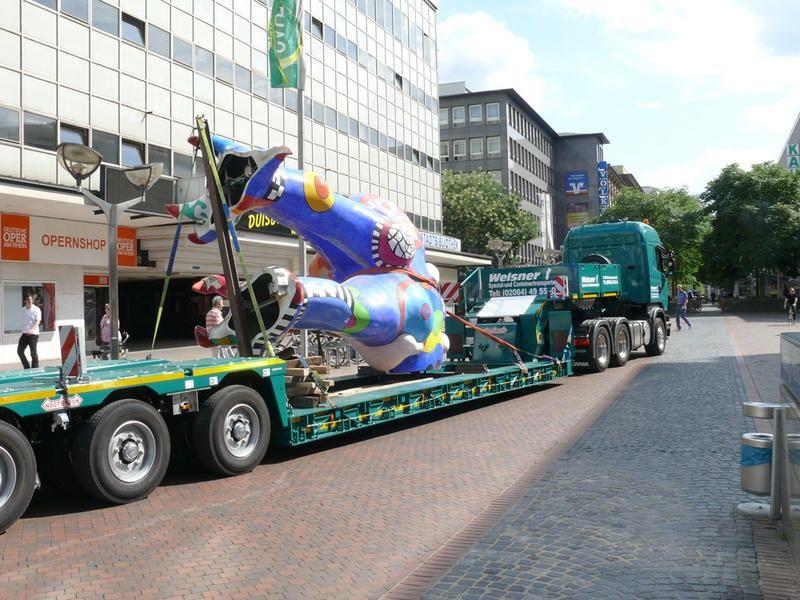 Ein Schwertransport einer Kunstfigur mithilfe der Ruth Weisner GmbH