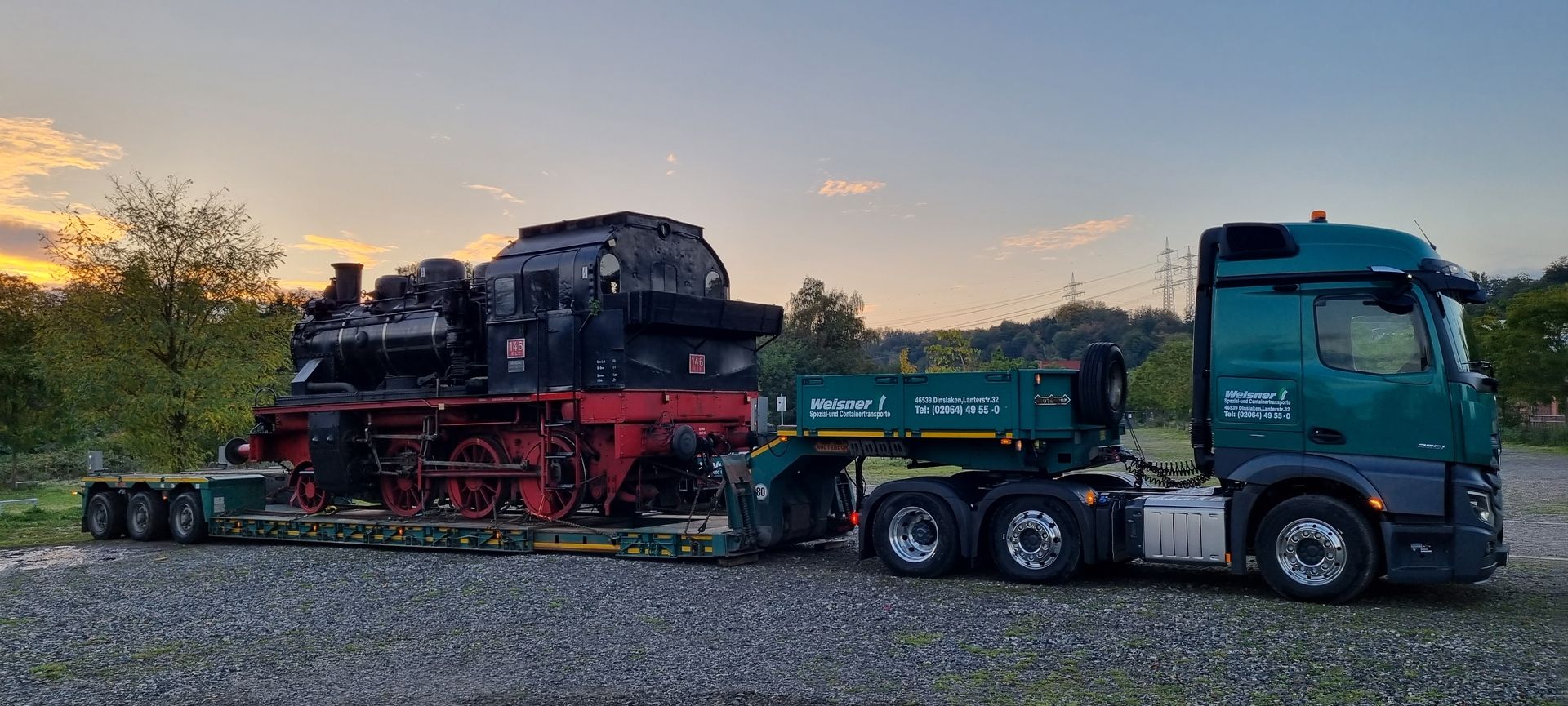 Eine alte Lokomotive wird durch die Ruth Weisner GmbH transportiert.